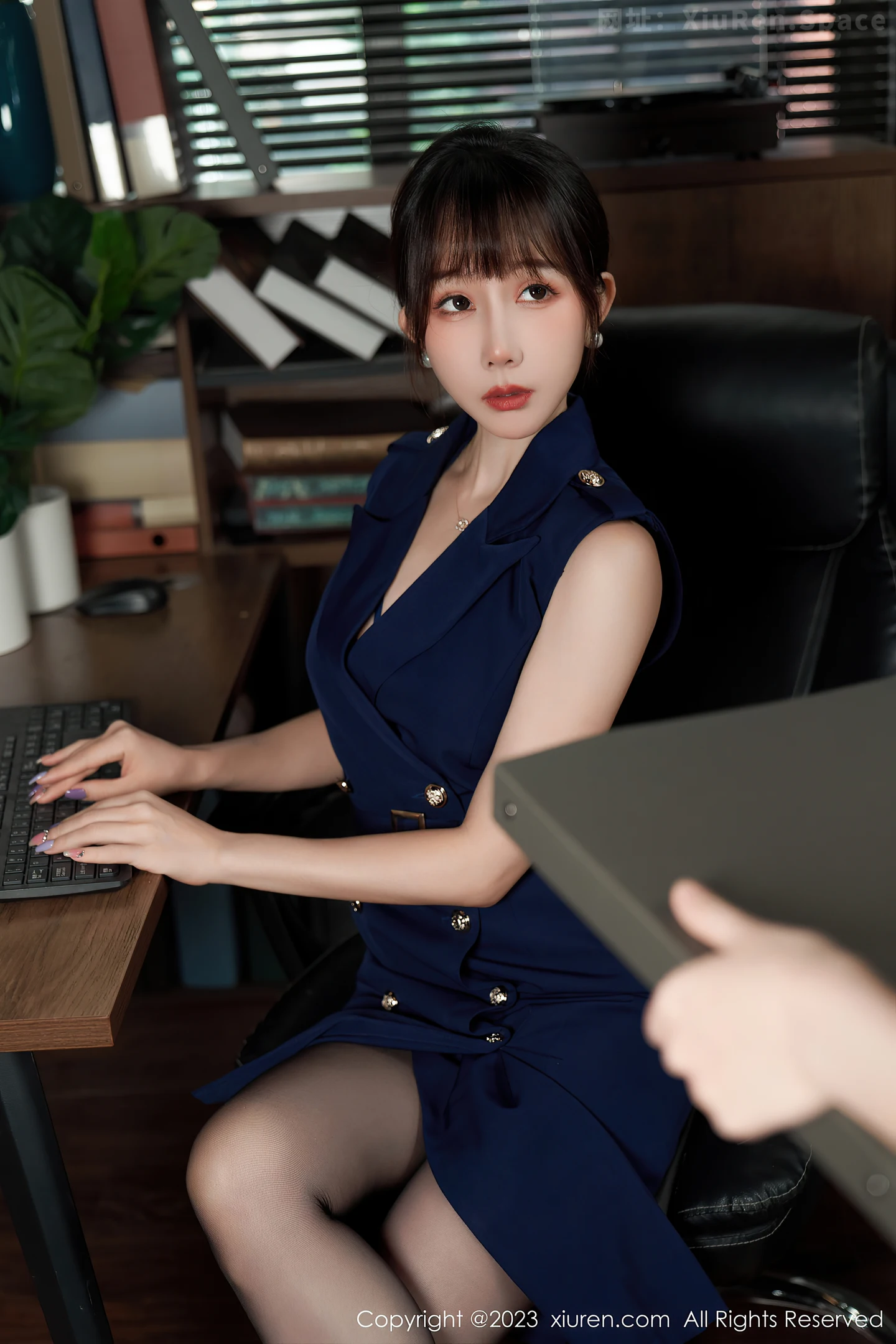 图片[2]-[XiuRen秀人网] VOL.6737 模特波巧酱半脱职业装露性感内衣配超薄无内黑丝惹火诱惑写真95P-秀人网官方网站